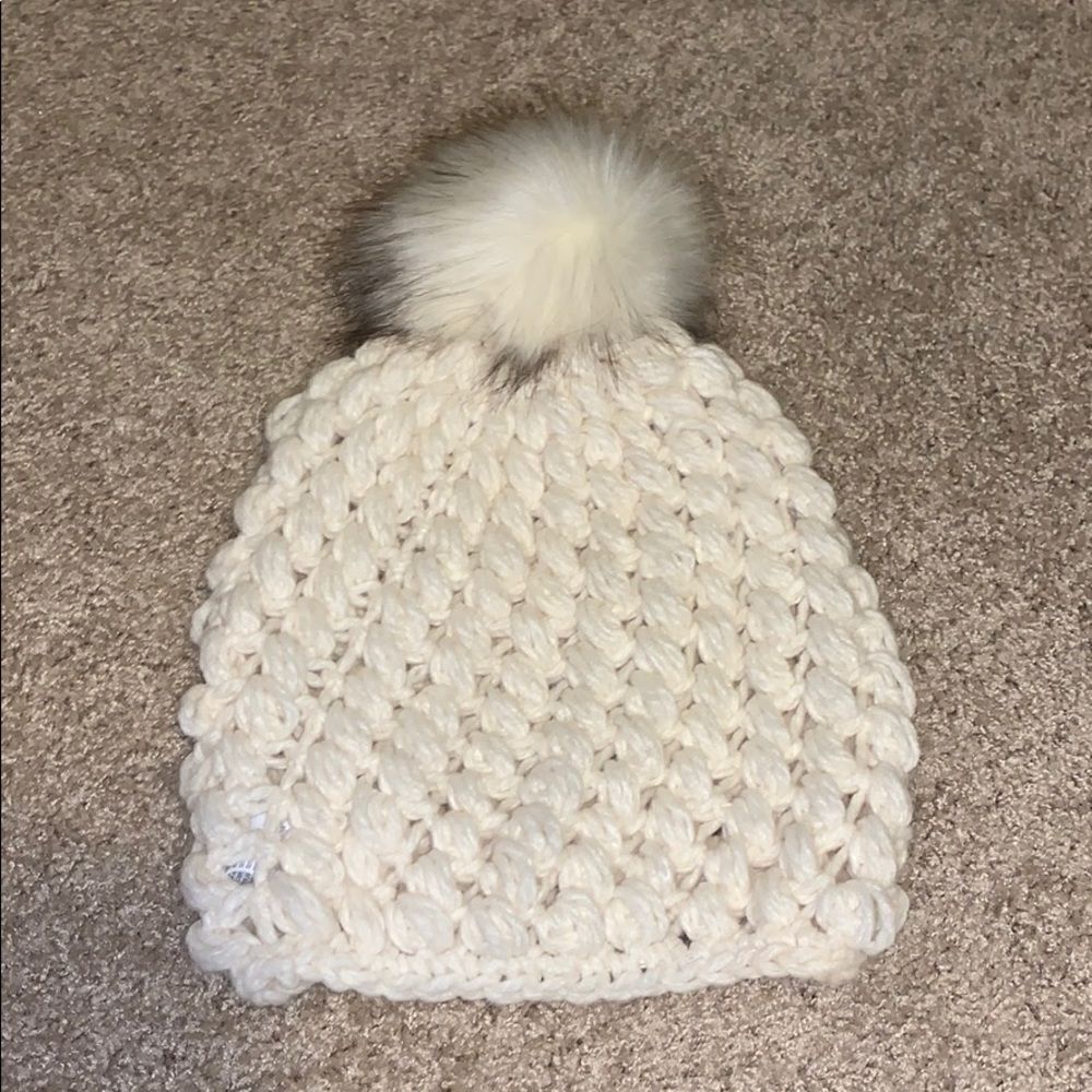 American Eagle Outfitters white beanie.